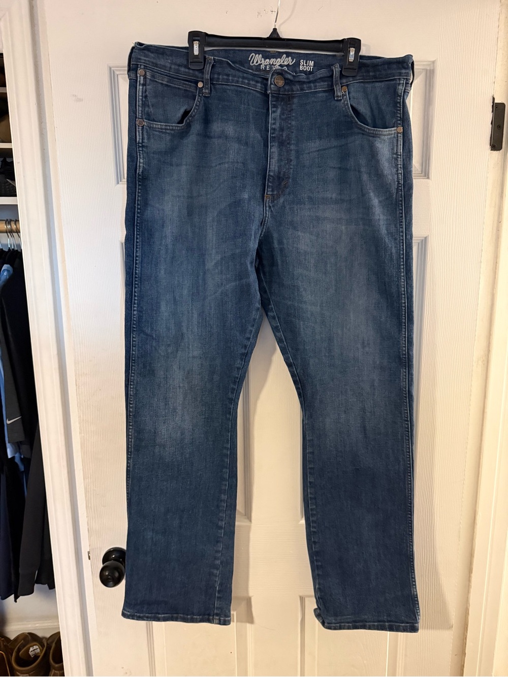 Wrangler Men’s Slim Straight Jeans in Medium Blue Wash